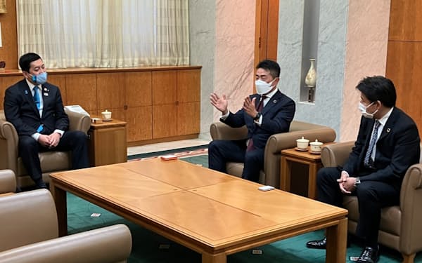 鹿児島県の塩田知事㊧と会談する大竹CEO（中、６日、県庁）