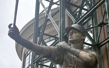 米大リーグ、マリナーズの本拠地Tモバイル・パーク前のイチローさんの銅像。米国戦に臨む「なでしこジャパン」を勇気づけた?=シアトル(共同)