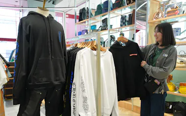 リユース品の販売をする「KOMEHYO SHIBUYA」が取りそろえるクロムハーツの洋服(東京都渋谷区)