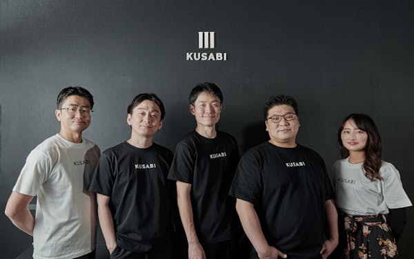 KUSABIは3人の代表パートナーが設立した（写真左から2人目が吉田氏、中央が渡辺氏、右から2人目が永井氏）