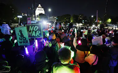 4月8日に国会前で開かれた集会では若者や女性の姿が目立った=共同