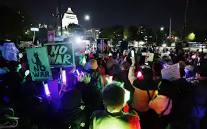 4月8日に国会前で開かれた集会では若者や女性の姿が目立った=共同 4月8日に国会前で開かれた集会では若者や女性の姿が目立った=共同