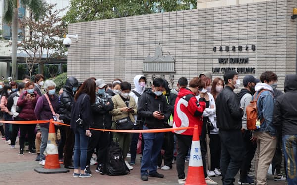 6日、民主派47人の国安法裁判を傍聴するために並ぶ市民ら（香港・西九竜裁判所）