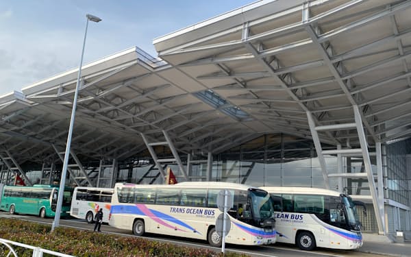 国際線到着口前に他県のバスが並ぶ（３日、新潟空港）