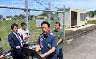 宮崎政久防衛副大臣(右から2人目)は一部の返還が決まった「喜舎場住宅地区」を視察し、記者団の取材に応じた(27日、沖縄県北中城村)