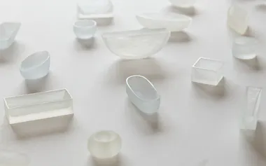 「漂着物/ひとすくい/泉」(2024〜2026年)より(消しゴムに彫刻、作家蔵)=高橋 健治撮影