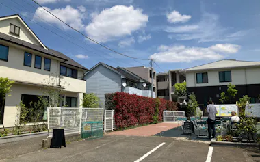 「三鷹ヴィレッジ・森のアトリエ」のA(左)とB(右)(東京都三鷹市、26日)