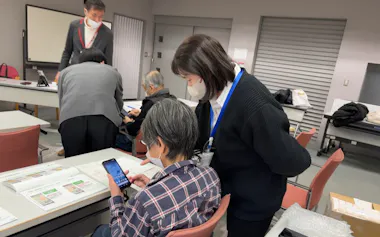 高齢者向けのスマホ教室が各地で開かれている(25年2月)=都提供