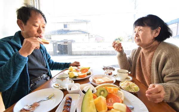 岐阜市の喫茶店「珈琲あいりす」では、600円のコーヒーを頼むとトーストやサラダ、フルーツ盛り合わせなどが無料で付く
