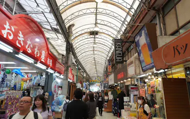 土産物店などが並ぶ国際通り近くの商店街(25日、那覇市)