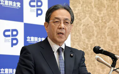 記者会見する立憲民主党の水岡代表(27日、国会内)