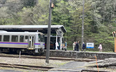 現在は増便の実証実験を実施している(19日、広島県庄原市の備後落合駅)