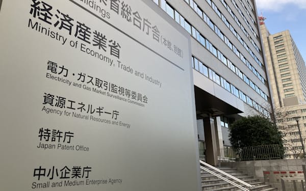 経済産業省は有識者による専門会合を開き、北海道電と東電の値上げ申請の審査を始めた