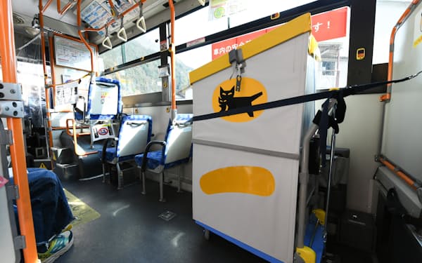 路線バスを活用した「貨客混載」の実証実験向けに細身のボックスを製作した（3日、東京都奥多摩町）