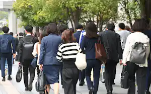 通勤する人たち(東京・丸の内) 通勤する人たち(東京・丸の内)