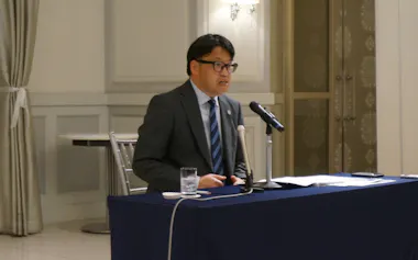 記者会見する水戸ホーリーホックの小島耕社長(27日、水戸市)