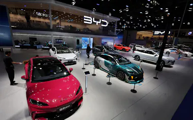 北京国際自動車ショー開幕を前に、比亜迪(BYD)の車両のほこりを払うスタッフ。欧州委は2024年、補助金に対抗する一連の追加関税を課して中国製EVのEU市場への大量輸出に対処しようとした=ロイター
