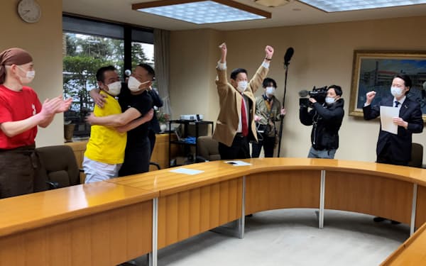 ラーメン日本一の街に返り咲いたことを報告する佐藤市長（右端）と喜ぶラーメン店主たち（７日、山形市役所）