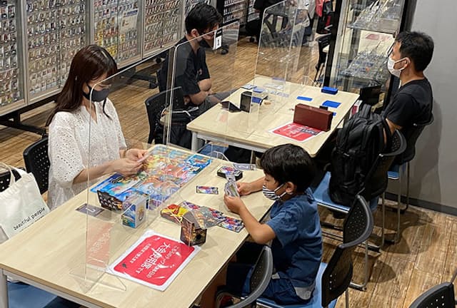 週末にTSUTAYA西五反田店（東京・品川）で開催されたトレカ対戦ゲーム大会の模様。若い女性や小学生の姿も目に付く。トレカの種類は「ポケモンカードゲーム」
