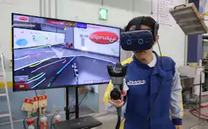 車体塗装を学べるVR機材を使う群馬自動車大学校の学生=同校提供 車体塗装を学べるVR機材を使う群馬自動車大学校の学生=同校提供