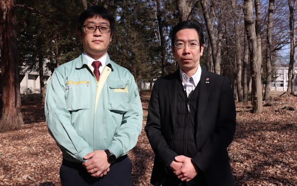 新電池の開発に向け手を組んだサンプラスチックの大江正孝社長（左）と小山高専の加藤岳仁教授