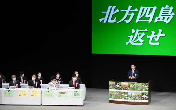 北方領土返還要求全国大会であいさつする岸田首相(7日、東京都千代田区)