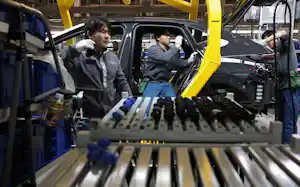 独フォルクスワーゲンは中国国有メーカーとの合弁により安徽省合肥に設立した工場でEVを生産している=ロイター 独フォルクスワーゲンは中国国有メーカーとの合弁により安徽省合肥に設立した工場でEVを生産している=ロイター