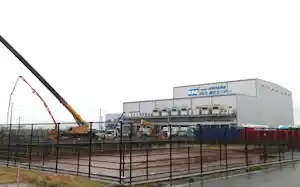 NCL第2センター(写真奥)の隣で建設中の新潟食品運輸の新物流倉庫(27日、新潟市) NCL第2センター(写真奥)の隣で建設中の新潟食品運輸の新物流倉庫(27日、新潟市)