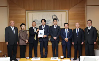 三重県議会は立候補に伴う休暇制度の新設などを、三重県中小企業団体中央会へ要請した(24年12月)
