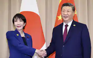 会談を前に中国の習近平国家主席㊨と握手を交わす高市首相(2025年10月31日、韓国・慶州)=共同 会談を前に中国の習近平国家主席㊨と握手を交わす高市首相(2025年10月31日、韓国・慶州)=共同
