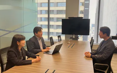 アンダーソン・毛利・友常法律事務所はAI推進を担う3人の弁護士が頻繁に話し合い戦略を練る