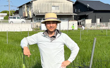 大学近くの田んぼで学生らとイグサの栽培に取り組んだ(2022年5月)