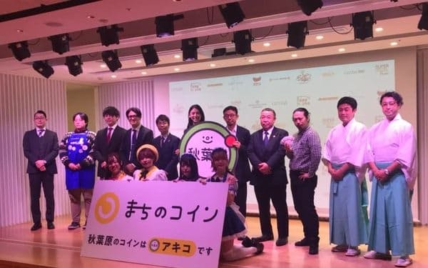 「アキコ」導入発表には神田明神の職員やメイド喫茶のスタッフも参加した（2022年1月）