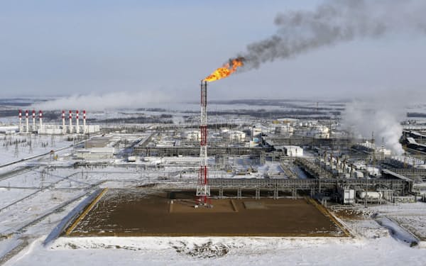 ロシアは原油価格の下落で石油収入が減っている（ロシア・クラスノヤルスク北にある油田）＝ロイター