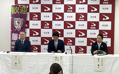 画面右から秋田県の鈴木健太知事、藤岡MYFCの徳田社長、にかほ市の市川雄次市長(28日、秋田県庁)