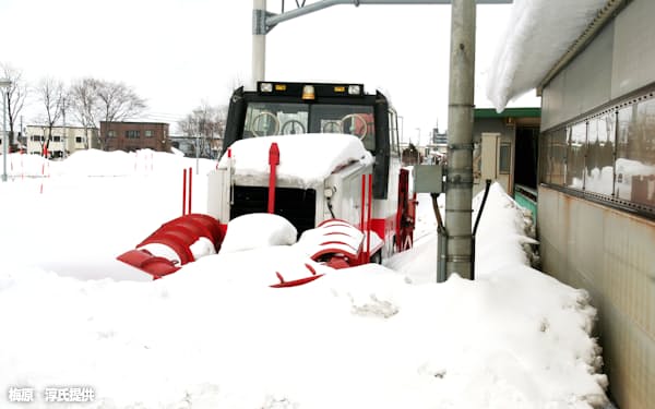 札沼線篠路駅の側線で待機するJR北海道の排雪モータカー。写真では車体の手前側にラッセル式雪かき器が見え、奥側にはロータリー式雪かき器が装着された。除雪車より小型で除雪性能もやや落ちるが、小回りが利き、同社の主力となっている