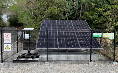 KDDIが伊豆大島に設置した、衛星通信と太陽光発電を組み合わせたWi-Fi設備