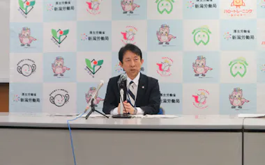 3月の有効求人倍率について説明する黒部恭志・新潟労働局長(28日、新潟市)