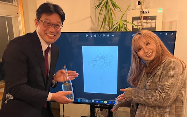 伊藤酒造の伊藤社長（左）と漫画家の新條まゆさんがラベルのラフデザインを紹介した（６日、福井市）