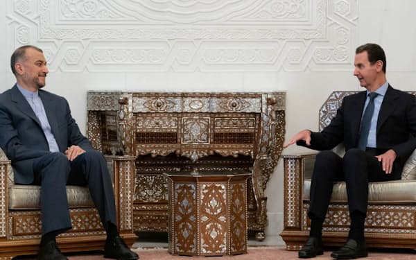 シリアのアサド大統領㊨と会談するイランのアブドラヒアン外相（1月、ダマスカス、シリア大統領府提供）＝ロイター