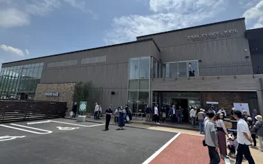 岡山県矢掛町の複合施設「アウトドアヴィレッジやかげ」はモンベルの店舗やカフェが入るほか展望デッキも備える