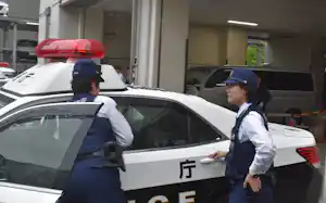 警察署からパトカーに乗り込む佐々木巡査㊨(4月、東京都中野区) 警察署からパトカーに乗り込む佐々木巡査㊨(4月、東京都中野区)