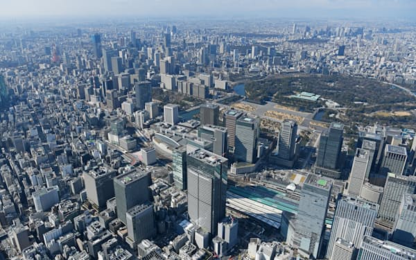 東京都心のビル群。手前右は東京駅、奥右は皇居、中央は霞が関の官庁街、奥左は東京タワー