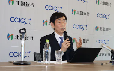 記者会見に臨む杖村社長(28日、金沢市)