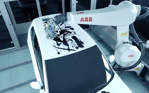 自動車に自由なデザインを描けるABBの「PixelPaint」ロボット（写真は抽象画をペイントしているところ）＝同社提供