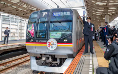八千代緑が丘駅を出発する30周年記念列車(27日、千葉県八千代市)=東葉高速鉄道提供