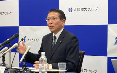 記者会見する北陸電力の松田光司社長(28日、富山市)