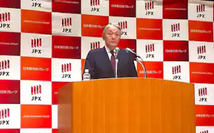 記者会見するJPXの山道裕己CEO(28日、東京・中央) 記者会見するJPXの山道裕己CEO(28日、東京・中央)