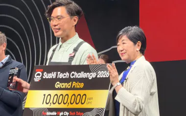グランプリを獲得したQarbotechのチョー・チー・ホーCEO(左)と東京都の小池百合子知事