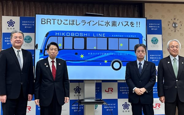 水素バスの実証実験を発表する（左から）CJPTの中嶋裕樹社長、福岡県の服部誠太郎知事、ＪＲ九州の古宮洋二社長（8日、福岡県庁）